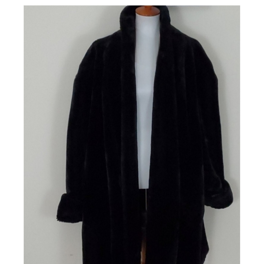 🥳POSH PICK 🔥EXQUISITE HIGH END BLACK FAUX COAT